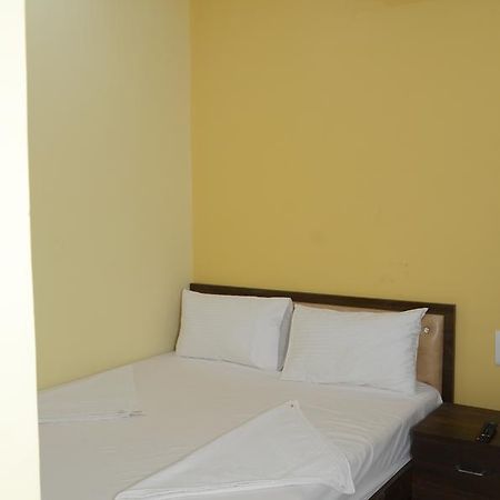 The United Hotel Мумбай Екстериор снимка