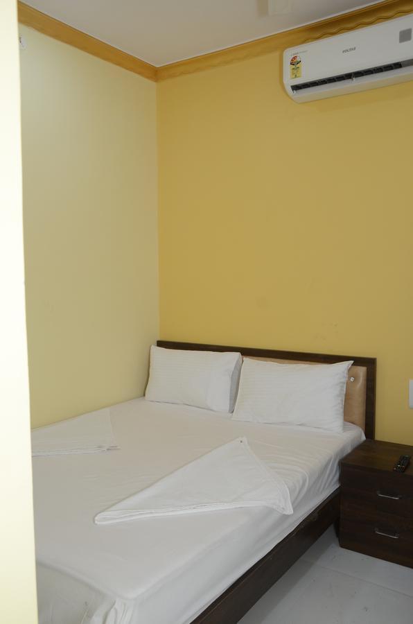 The United Hotel Мумбай Екстериор снимка